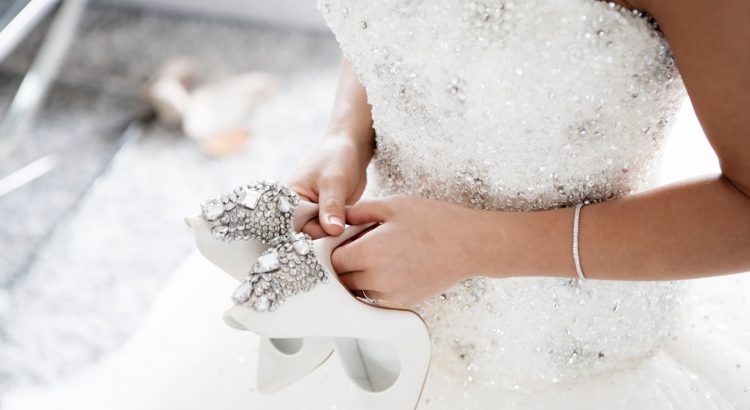 Jak dobrać idealne, pasujące do sukni ślubnej buty na wesele?