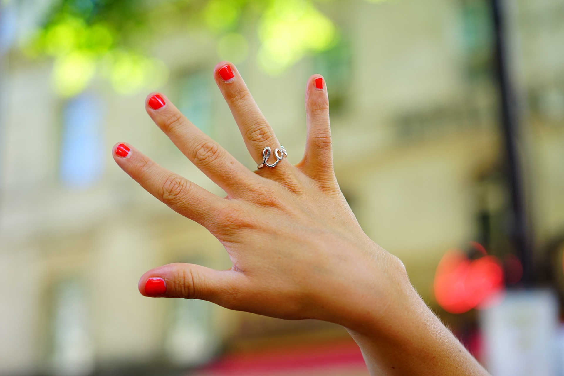 Co warto wiedzieć o hybrydzie na paznokciach?