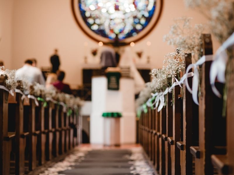 Jak udekorować kościół na ślub? Poradnik