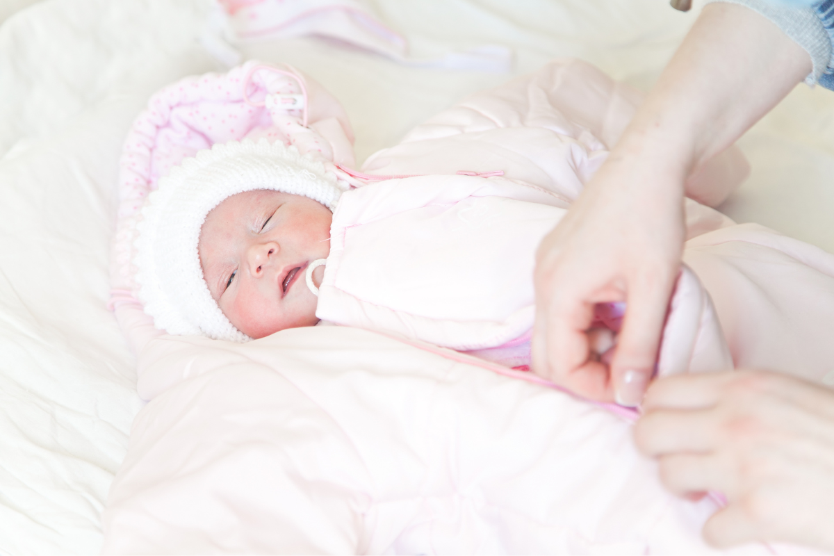 Bezpieczne i praktyczne ubieranie noworodka — jak to zrobić?